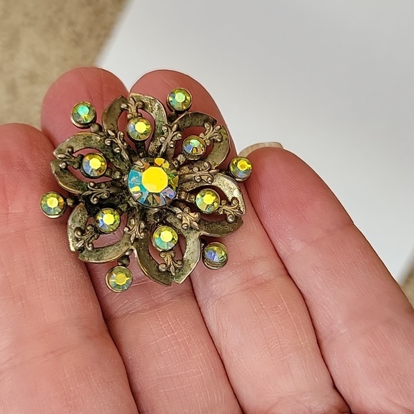 VINTAGE Flower Brooch with Iridescent Crystals - Picture 3 of 4